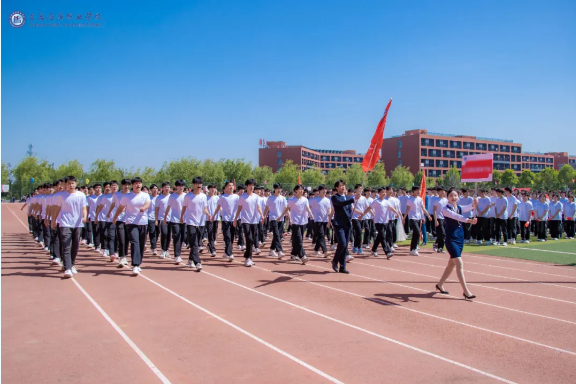 青岛海滨职业学校运动会开幕，很“燃”很美很青春！